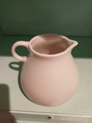 Jarra de cerámica rosa con puntos