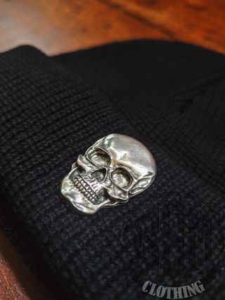 Cappellino nero con teschio argento
