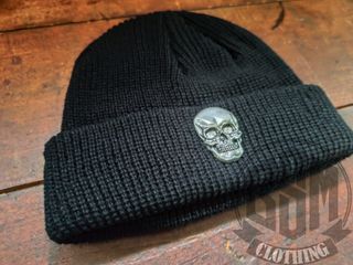 Cappellino nero con teschio argento