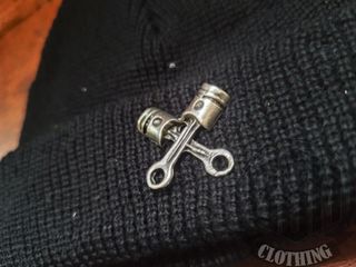 Cappellino nero con pistoni argento