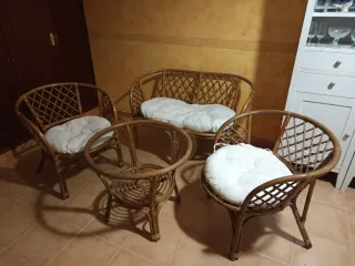 Conjunto mesa y sillas para exterior.