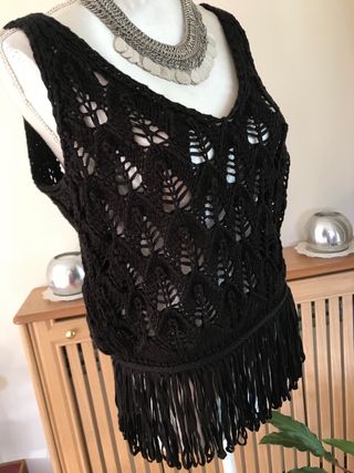 Chaleco crochet negro con flecos