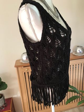 Chaleco crochet negro con flecos