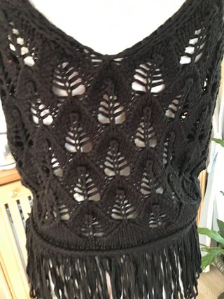 Chaleco crochet negro con flecos