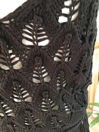 Chaleco crochet negro con flecos