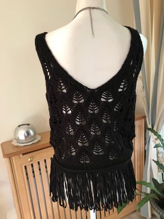 Chaleco crochet negro con flecos