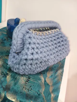 Pochette uncinetto azzurra con strass