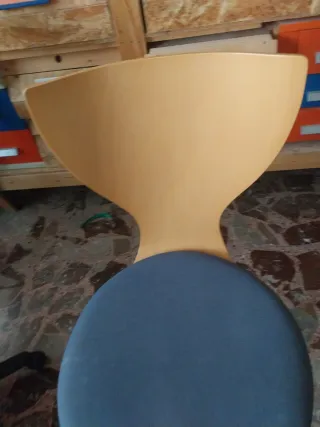 Sedia design legno e tessuto blu