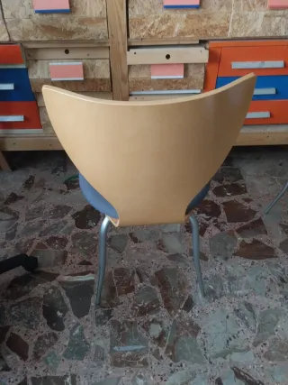 Sedia design legno e tessuto blu