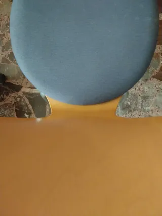 Sedia design legno e tessuto blu