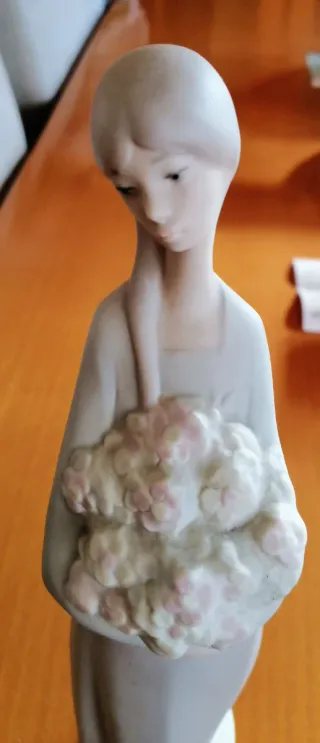 Figura antigua de porcelana, niña con flores