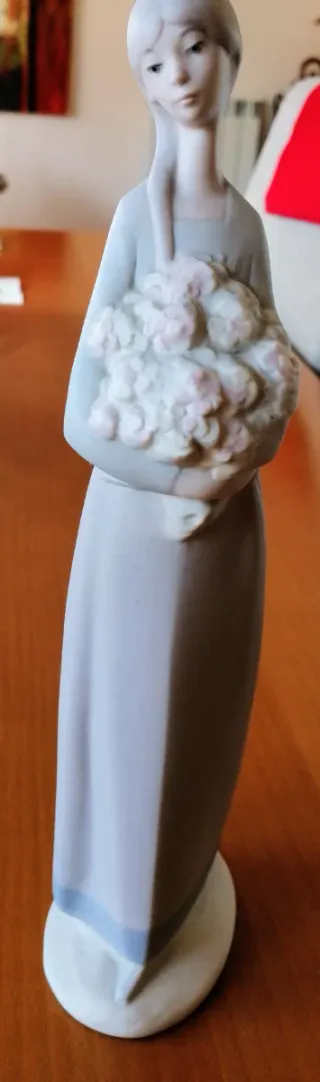 Figura antigua de porcelana, niña con flores