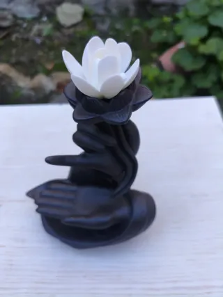 Inciensario Cascada Flor Loto Manos