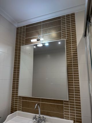 Espejo de baño decorado con corazones