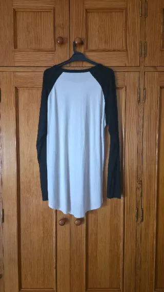 Camiseta Pull&Bear manga larga blanca y negra