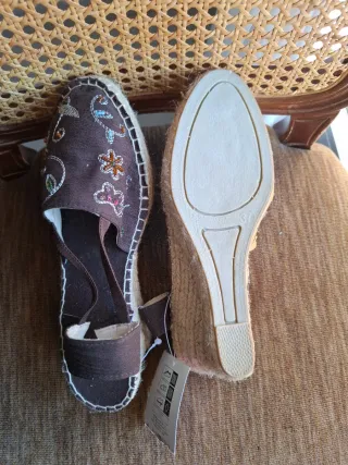 Zapatos marrones bordados