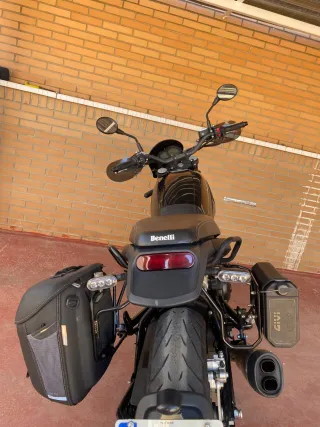 Benelli Leoncino 500 Negra