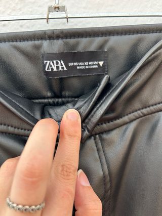 Leggings efecto piel negros