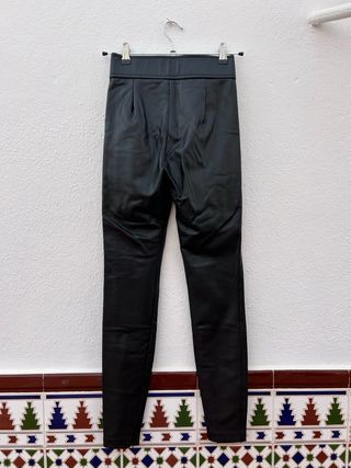 Leggings efecto piel negros