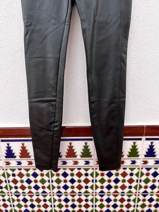 Leggings efecto piel negros
