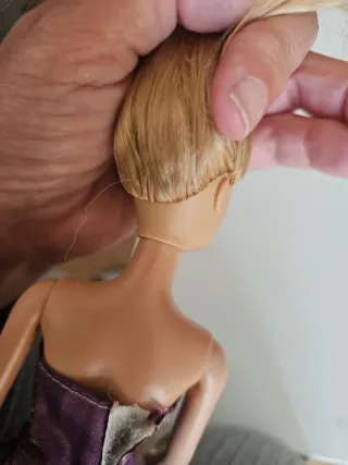 Muñeca Barbie con vestido morado