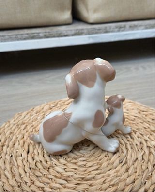Figura de porcelana de perro