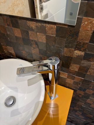 Conjunto de aseo dorado y blanco