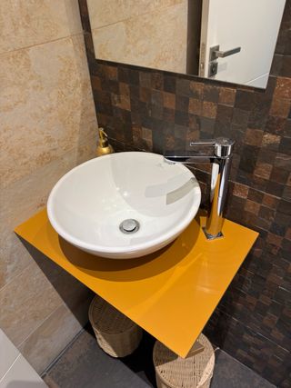 Conjunto de aseo dorado y blanco