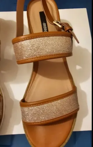 Sandalias Mustang Marrones y Doradas