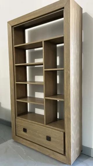 Estantería de madera con cajones