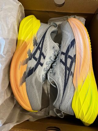 Asics Superblast 2 Gris/Amarillo