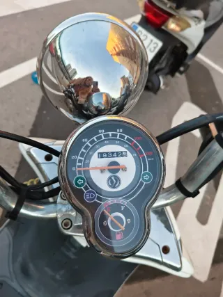 Moto Scooter Plata y Blanca