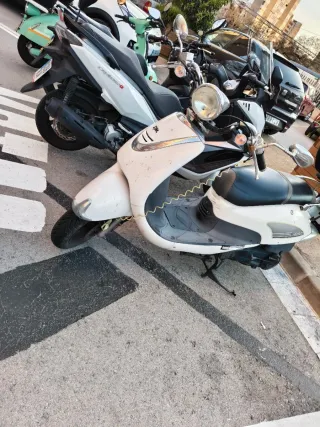 Moto Scooter Plata y Blanca