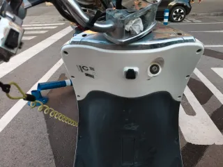 Moto Scooter Plata y Blanca