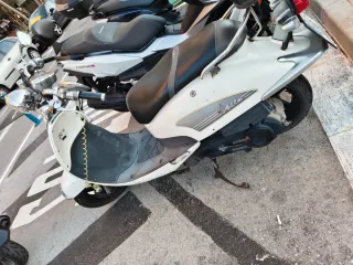 Moto Scooter Plata y Blanca