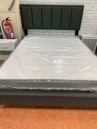 Cama con cabecero tapizado