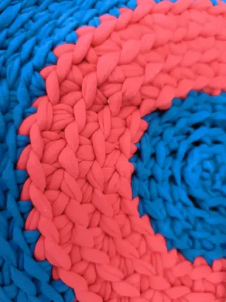 Alfombra redonda ganchillo azul y rosa