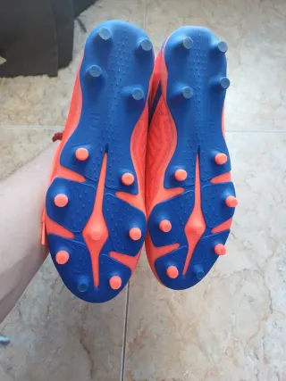 Botas de fútbol Kipsta Naranja y Azul
