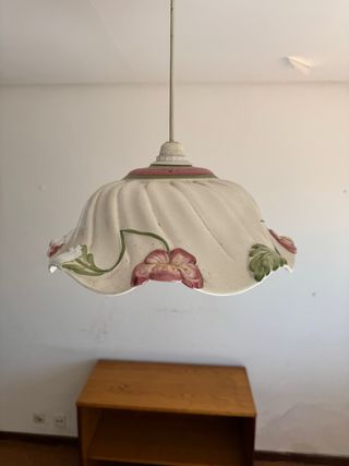 URGE: Lámpara de cerámica con forma de flor.