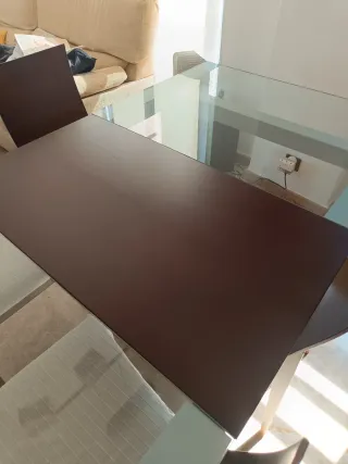 OFERTA Mesa cristal extensible nogal y 4 sillas