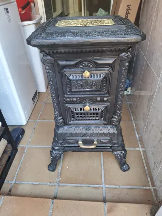 Estufa antigua de leña estilo salamandra