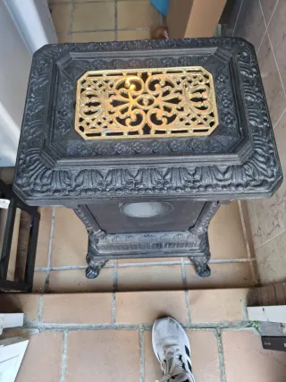 Estufa antigua de leña estilo salamandra