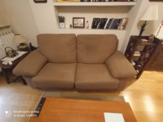 Sofá de 2 plazas en tela color crema