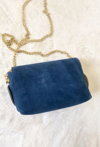Bolso de piel azul y dorado