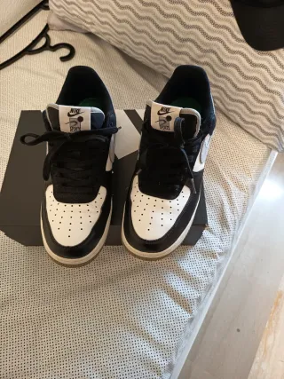 Nike Air Force 1 LV8 EMB 42.5