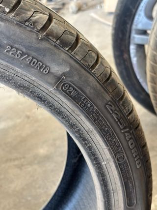 Rueda de coche sin llanta