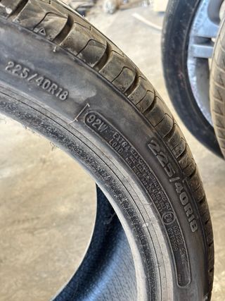 Rueda de coche sin llanta