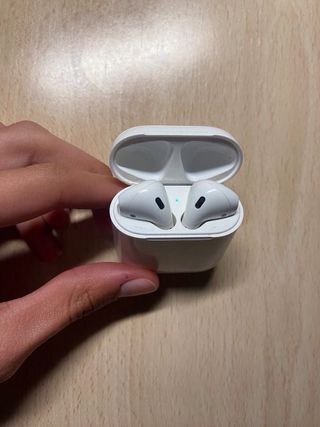 Apple AirPods 1ª Gen + funda Ideal of Sweden
