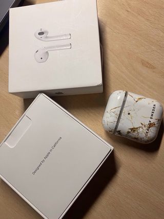 Apple AirPods 1ª Gen + funda Ideal of Sweden