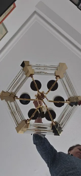 Lámpara de techo dorada y transparente